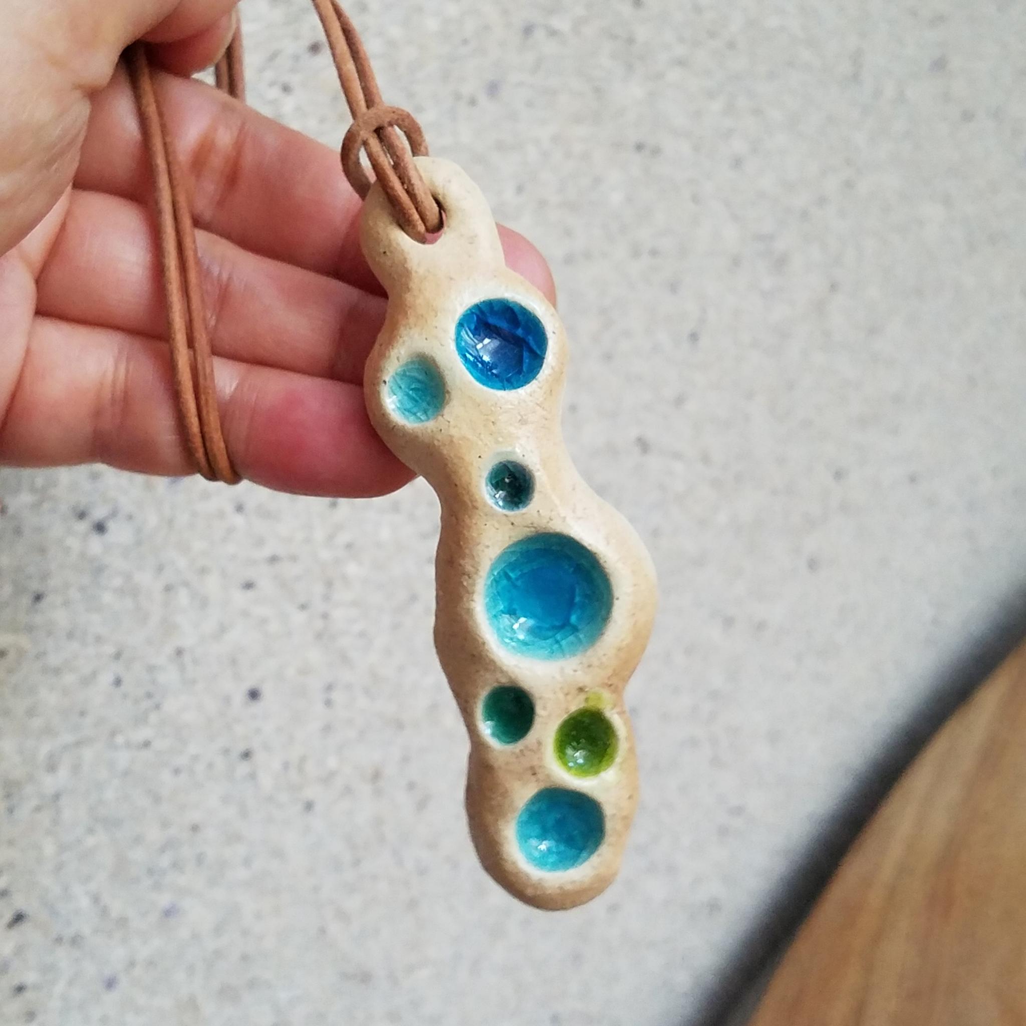 陶製ネックレス[まめまめまめ…●Amoeba Beans]なめし革紐  Tシャツに トラベル 旅行に　浴衣男子に似合う1枚目の画像